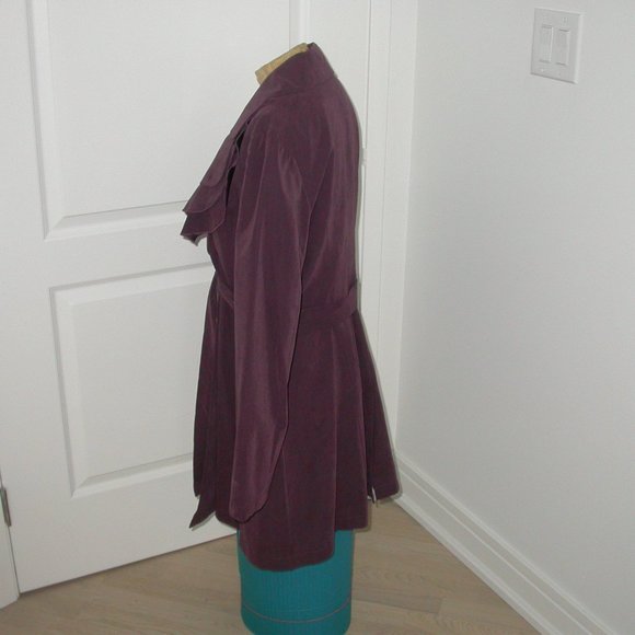 Elegant Maroon Trench Coat with Ruffled Collar - Picture 5 of 6